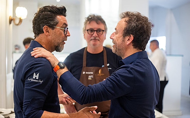 Imagen principal - Arriba, Quique Dacosta, Nacho Manzano y, al fondo, Andoni Luis Aduriz. Abajo, izquierda, los chefs Sergio Bastard (Casona del Judío, Cantabria), Adrián Bosch y Eduardo Domínez (San Ho, La Caleta, Santa Cruz de Tenerife) y Diego Schattenhofer (Taste 1973, Santa Cruz de Tenerife). Abajo, derecha, Ángel León.