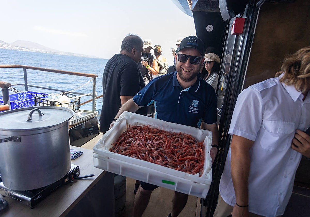 Diego Schattenhofer con las gambas a bordo del barco del Encuentro de los Mares 2023