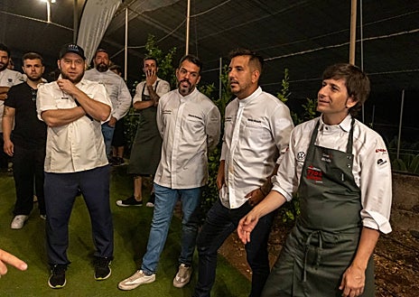 Imagen secundaria 1 - Arriba, Quique Dacosta, Nacho Manzano y, al fondo, Andoni Luis Aduriz. Abajo, izquierda, los chefs Sergio Bastard (Casona del Judío, Cantabria), Adrián Bosch y Eduardo Domínez (San Ho, La Caleta, Santa Cruz de Tenerife) y Diego Schattenhofer (Taste 1973, Santa Cruz de Tenerife). Abajo, derecha, Ángel León.