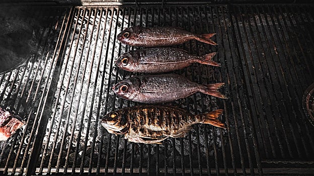 En este asador nació el besugo al estilo Orio: así lo hace en plena calle el mejor parrillero de la costa vasca