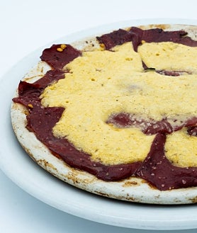 Imagen secundaria 2 - Sobre estas líneas, arriba, Mikel Manterola. Abajo, a la izquierda, besugos al estilo Orio recién salidos de la parrilla y recibiendo el refrito de ajos, guindilla y vinagre. A la derecha, los pimientos asados del Bodegón Joxe Mari