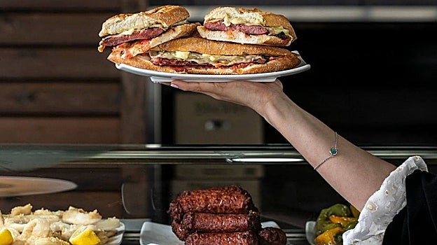 Bocadillo de longaniza con queso en el Área 280 de la A-2