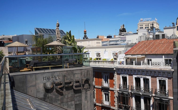 Imagen principal - Terraza del Urban, en la sexta planta del hotel. El panecillo de pulpo y el brioche de carrillada.