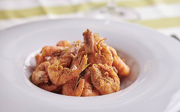 Imagen principal - Sobre estas líneas, gambusí frito. Abajo, huevo con caviar. A la derecha, Juanjo López, director gastronómico de Amagatay