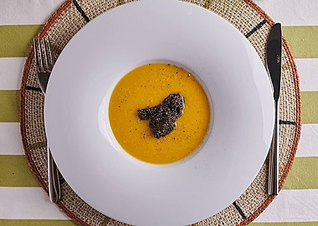 Imagen secundaria 1 - Sobre estas líneas, gambusí frito. Abajo, huevo con caviar. A la derecha, Juanjo López, director gastronómico de Amagatay