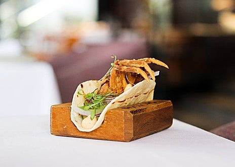 Imagen secundaria 1 - Sobre estas líneas, arriba, una de las tres terrazas de Rocacho Plaza. Abajo, a la izquierda, el taco de cangrejo de cáscara blanda. A la derecha, la cecina de buey de El Capricho