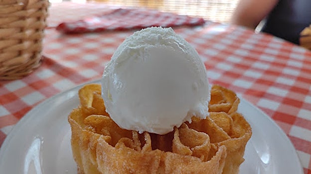 Flores en sartén de Venta del Quijote, en Puerto Lápice