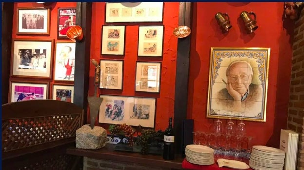 Interior de la Taberna Mingote, con retrato del viñetista