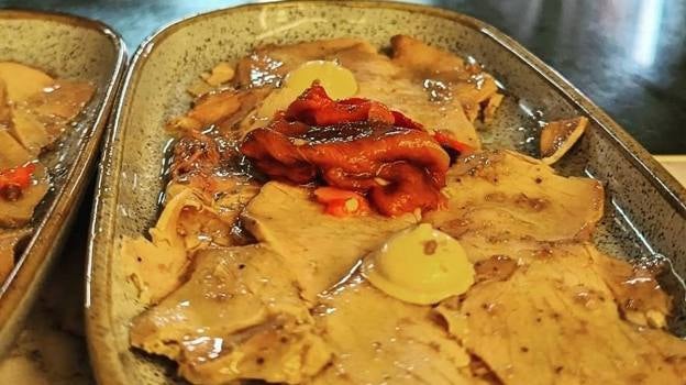 Lomo de orza con pimientos asados en Mesón Despeñaperros, en Santa Elena.