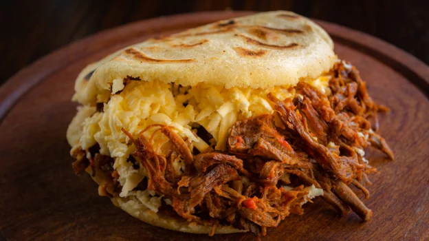 Algunas de las arepas más populares reciben el nombre de Reina Pepiada, Pelúa, Pabellón y Dominó