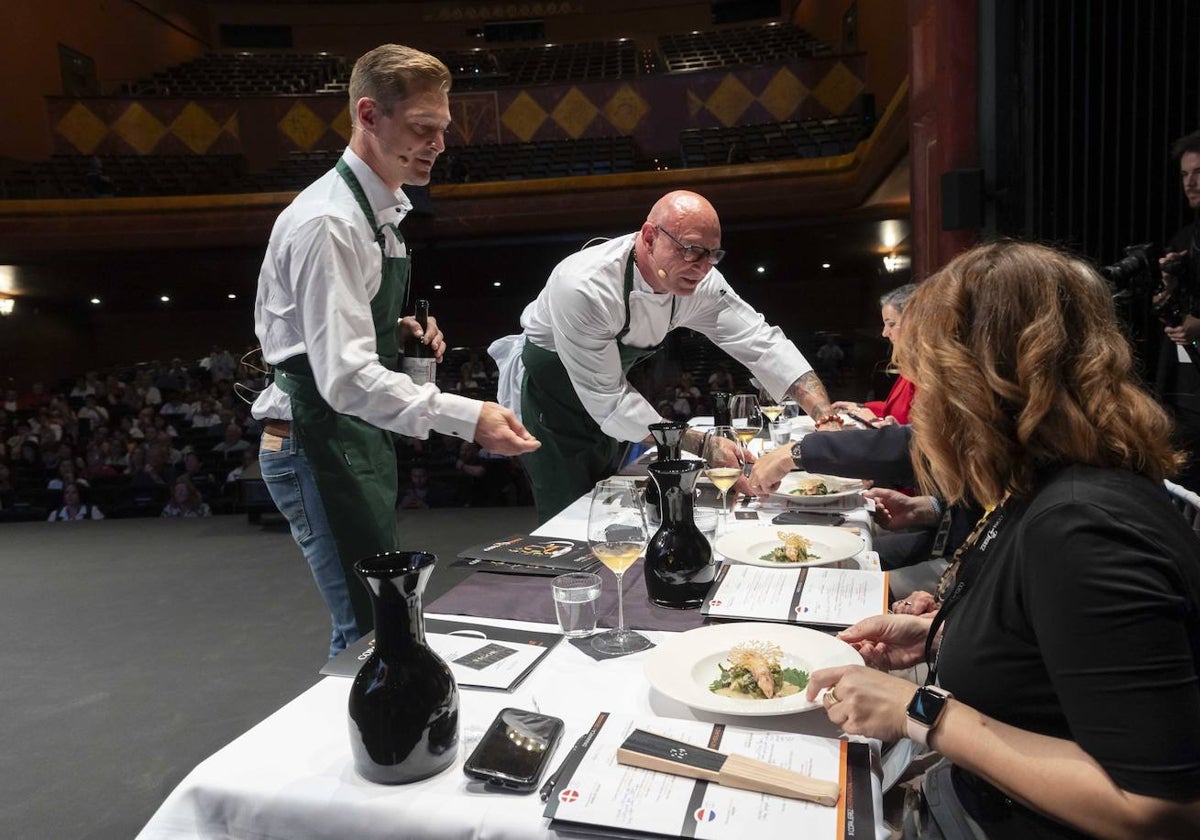 El equipo ganador durante la presentación de uno de sus platos al jurado de la X Copa Jerez Internacional