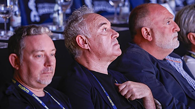 Albert y Ferran Adrià, y José Andrés, durante la ponencia de René Redzepi en San Sebastián Gastronomika