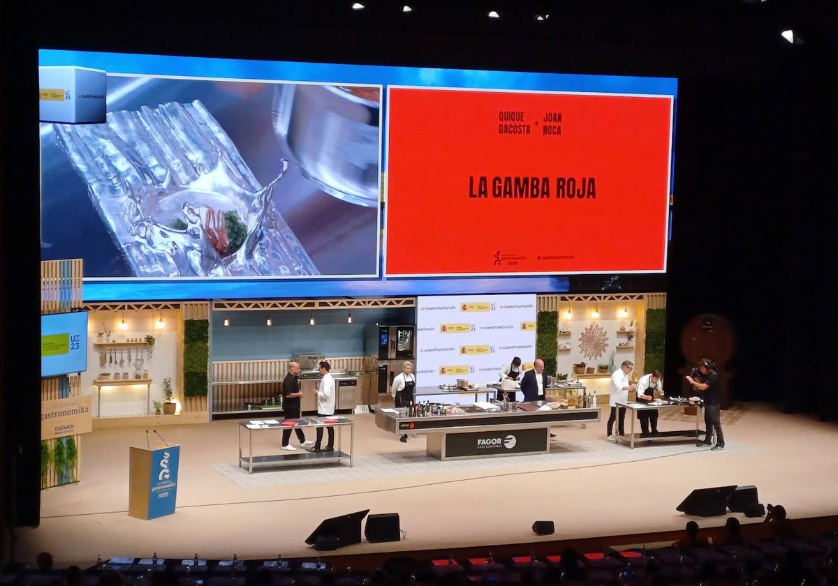 Joan Roca, Quique Dacosta y Benjamín Lana, sobre el escenario de San Sebastián Gastronomika durante su ponencia sobre la gamba roja del Mediterráneo