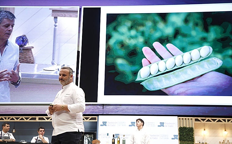 Imagen principal - Aspecto de la 'Canavalia Rosea', la soja marina, y algunas de las aplicaciones culinarias que ha encontrado Ángel León a esta fabácea halófita que crece en los litorales tropicales y subtropicales del mundo