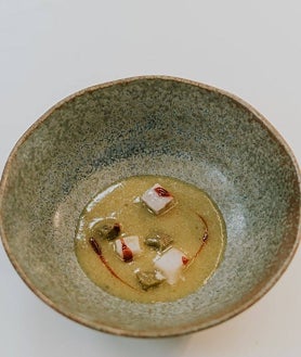 Imagen secundaria 2 - Sobre estas líneas, arriba, la terraza de Muxgo. Abajo, dos platos de sus menús actuales