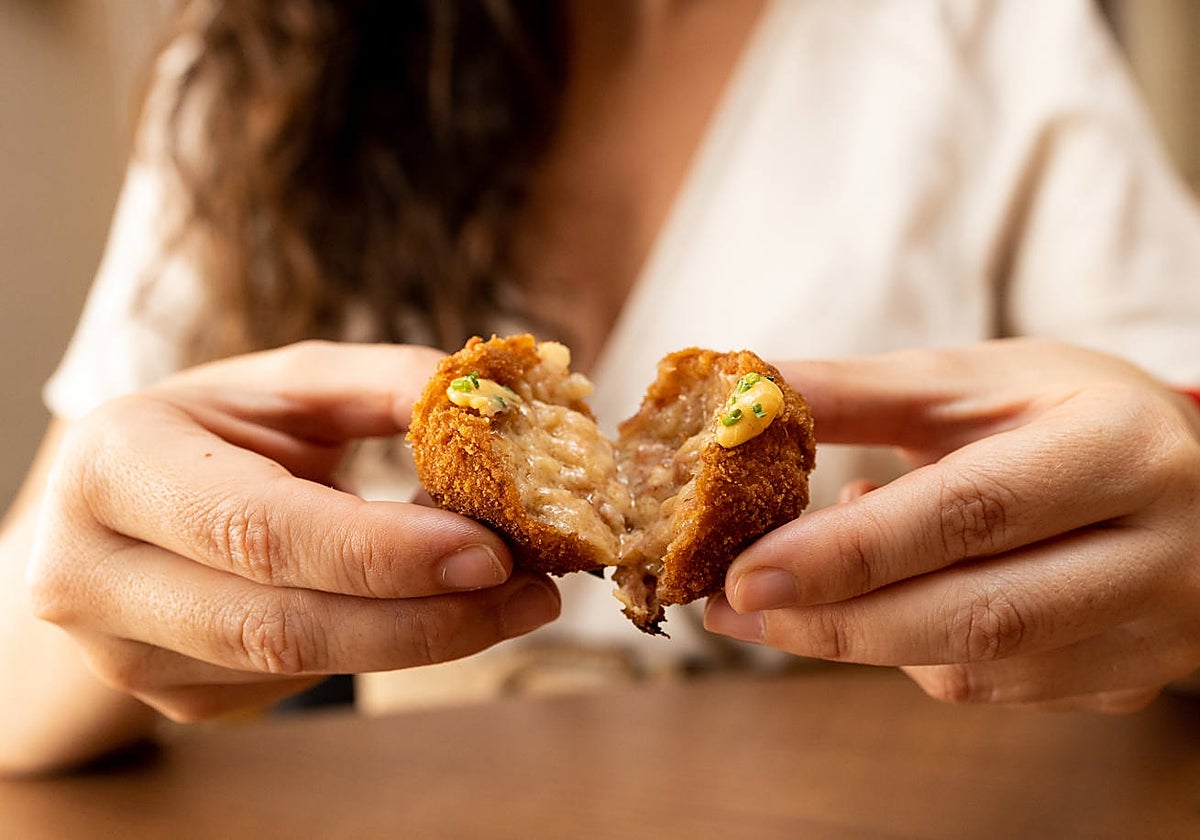 Una croqueta casera en un restaurante de Madrid