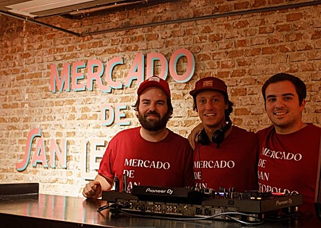 Imagen secundaria 1 - Distintos espacios del Mercado de San Leopoldo, un nuevo espacio gastronómico a pasos de Plaza Castilla y las cuatro torres. Leopoldo Guzmán (primero por la izquierda) inició el proyecto junto a sus socios, dos de ellos con él en la foto durante la inauguración.