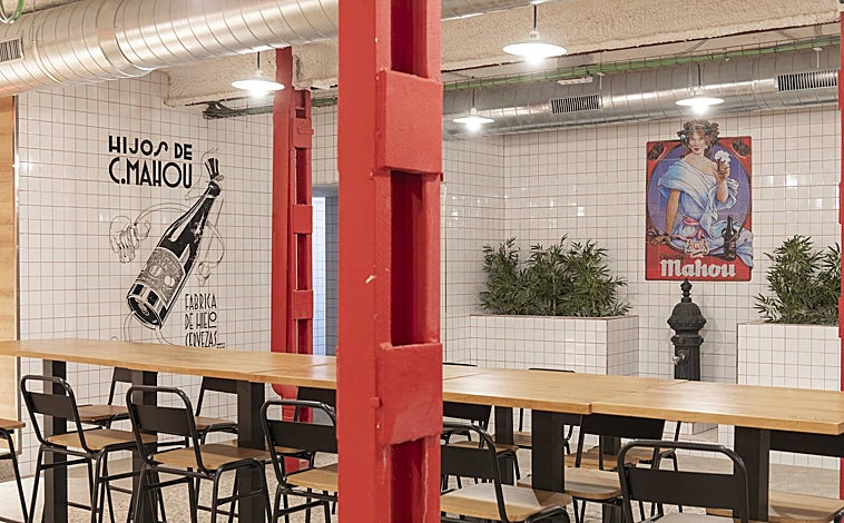 Imagen principal - Distintos espacios del Mercado de San Leopoldo, un nuevo espacio gastronómico a pasos de Plaza Castilla y las cuatro torres. Leopoldo Guzmán (primero por la izquierda) inició el proyecto junto a sus socios, dos de ellos con él en la foto durante la inauguración.