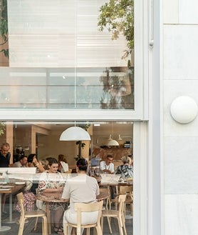 Imagen secundaria 2 - HER, en la calle Hermosilla de Madrid, tiene una carta mediterránea, con platos italianos y toques mexicanos. Aquí, sus berenjenas.