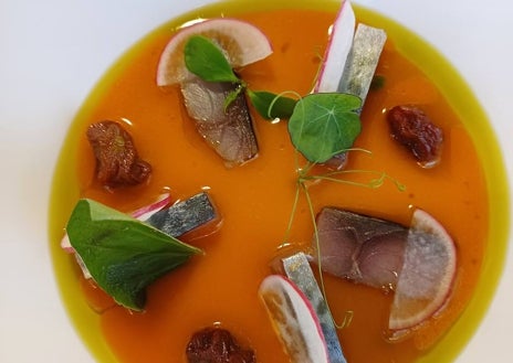 Imagen secundaria 1 - Sobre estas líneas, cangrejo azul con caviar, caballa en piriñaca y bienmesabe