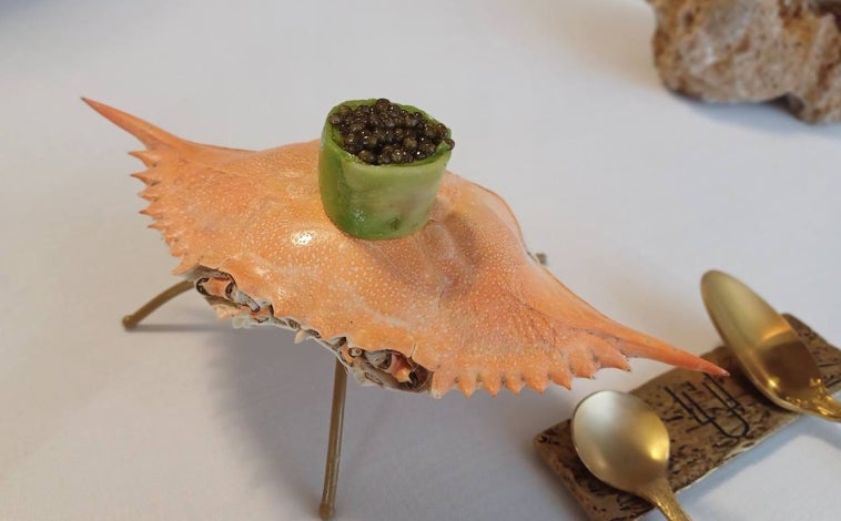 Imagen principal - Sobre estas líneas, cangrejo azul con caviar, caballa en piriñaca y bienmesabe