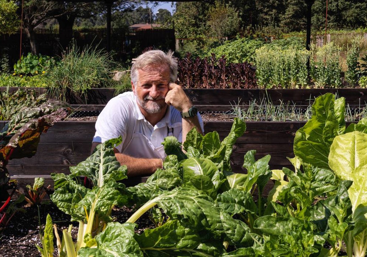 El chef Xosé T. Cannas, en uno de los dos huertos de Pepe Vieira