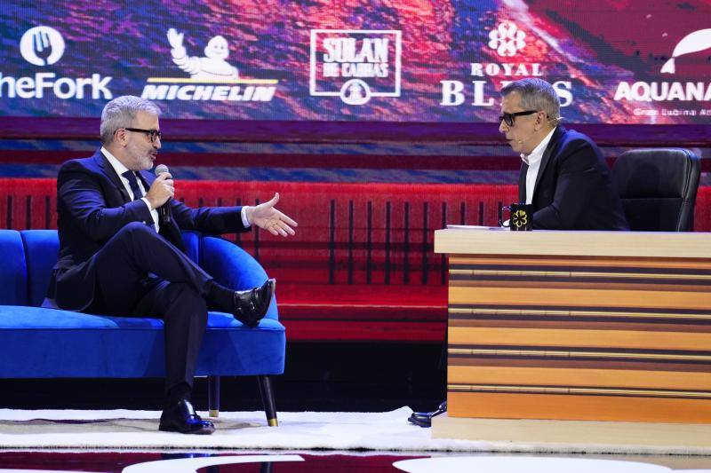 El humorista y presentador Andreu Buenafuente habla con el alcalde de Barcelona, Jaume Collboni, en la Gala de la Guía Michelin 2024