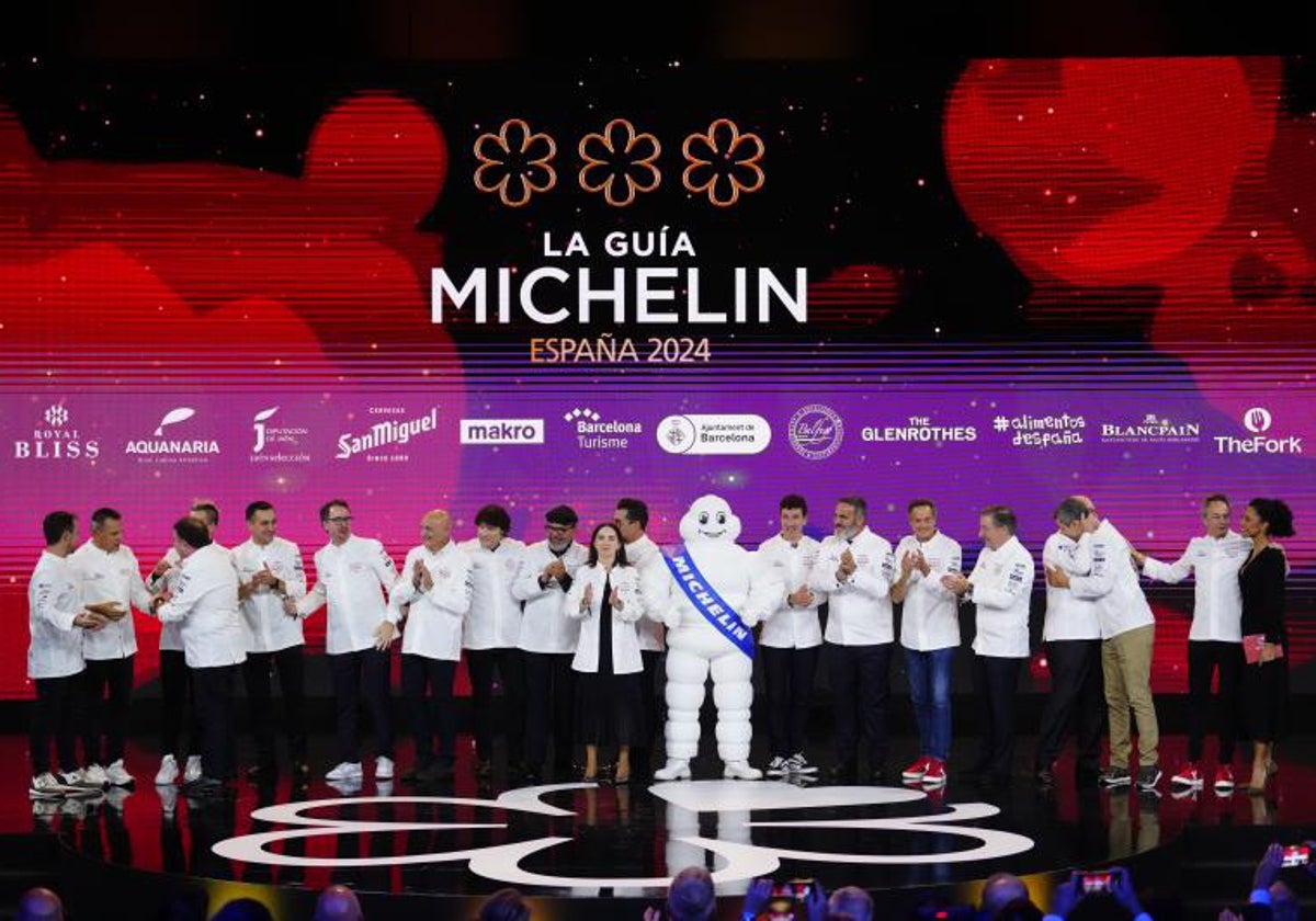 Foto de familia de los cocineros que han recibido «3 estrellas Michelín» durante la gala de las estrellas Michelin 2024 celebrada este martes en Barcelona