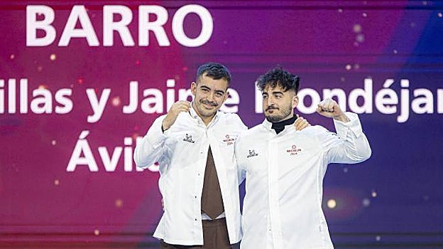 Carlos Casillas, chef de BARRO, y Jaime Mondéjar, jefe de cocina, tras recoger su primera estrella y estrella verde en la Guía Michelin 2024