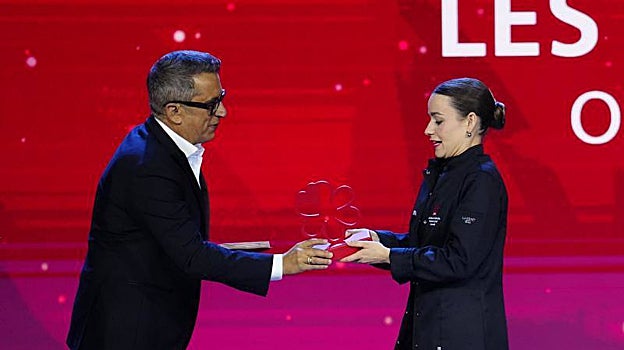 Martina Puigvert recogiendo, de manos de Andreu Buenafuente, el premio especial al talento joven de la Guía Michelin 2024
