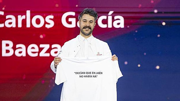Juan Carlos García, de Vandelvira, en Baeza, con su reivindicativa camiseta