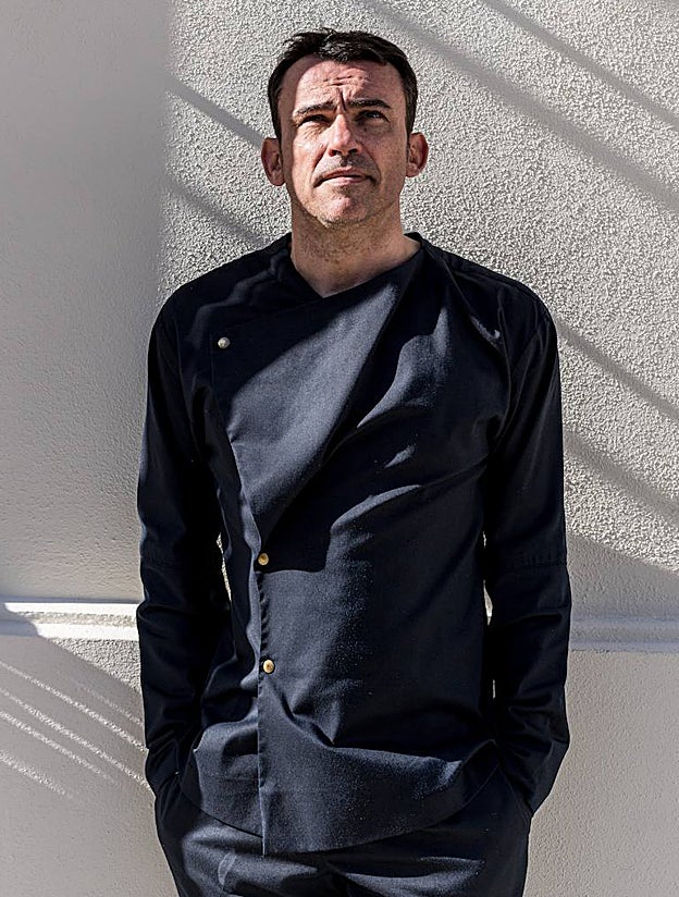 Granda apoyado en la  fachada de su restaurante Skina de Marbella, donde cuenta con dos estrellas Michelin