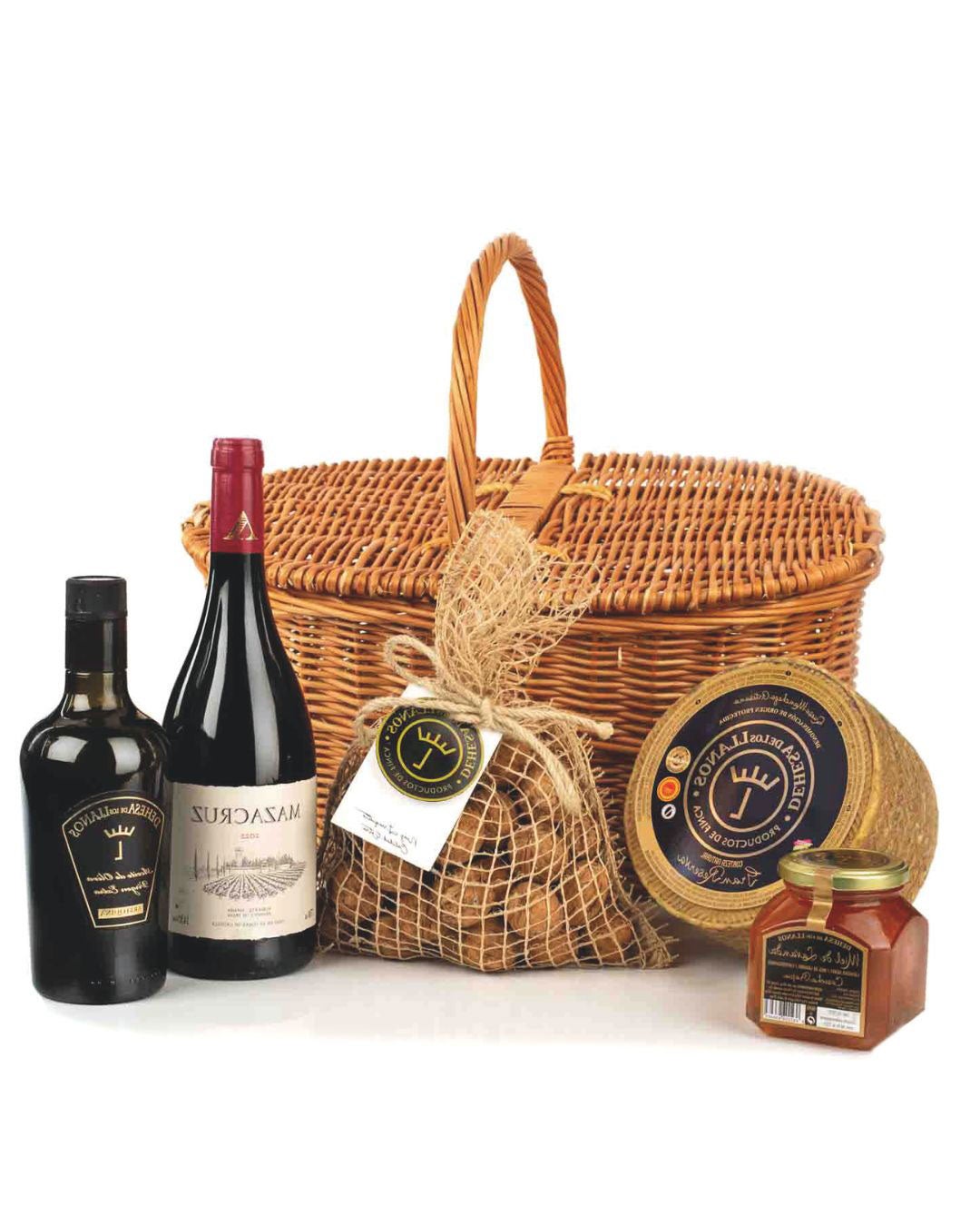  Es un clásico, llegan las pascuas y Dehesa de los Llanos prepara una cesta con sus productos más emblemáticos. Este año, con su Queso  D.O. Manchego Artesano Gran Reserva, el vino Maracruz Tinto 2022, su AOVE arbequina, un saquito de nueces y su miel artesana de lavanda. Todo hecho en su finca de Albacete. Cuesta 140 euros. 
