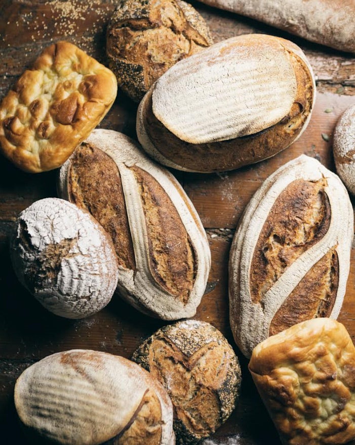 Pack de navidad de Cenador de Amós, Jesús Sánchez y su equipo con una selección de panes, un regalo diferente. Incluye Pan de Pueblo, Pan de Amós, Pan de Semillas, Pan de Aceite, Pan de Pasas y Nueces y vino Manzanos by Jesús Sánchez.