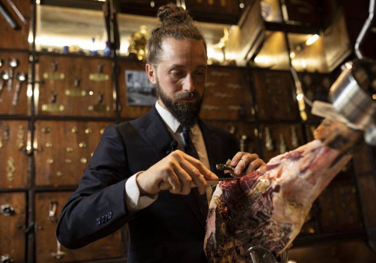 El maestro cortador de jamón Carlos Sánchez