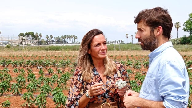 Begoña Rodrigo junto con uno de sus productores de confianza en la huerta de Valencia