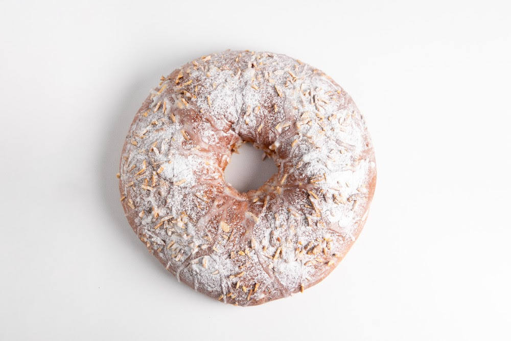 Un jurado presidido por el maestro Paco Torreblanca y compuesto por un comité de expertos del sector ha decidido que el mejor roscón artesano de Madrid es el que elabora el pastelero Alejandro García en Umikobake. Tiene un toque de ron y ralladura de yuzu.  Su precio es 30 euros  (clásico, sin relleno), 35 (con relleno de nata) y 38 (con relleno de Ruavieja). Máximo, dos por persona. No atienden encargos por teléfono. Los Madrazo, 18 (Madrid).