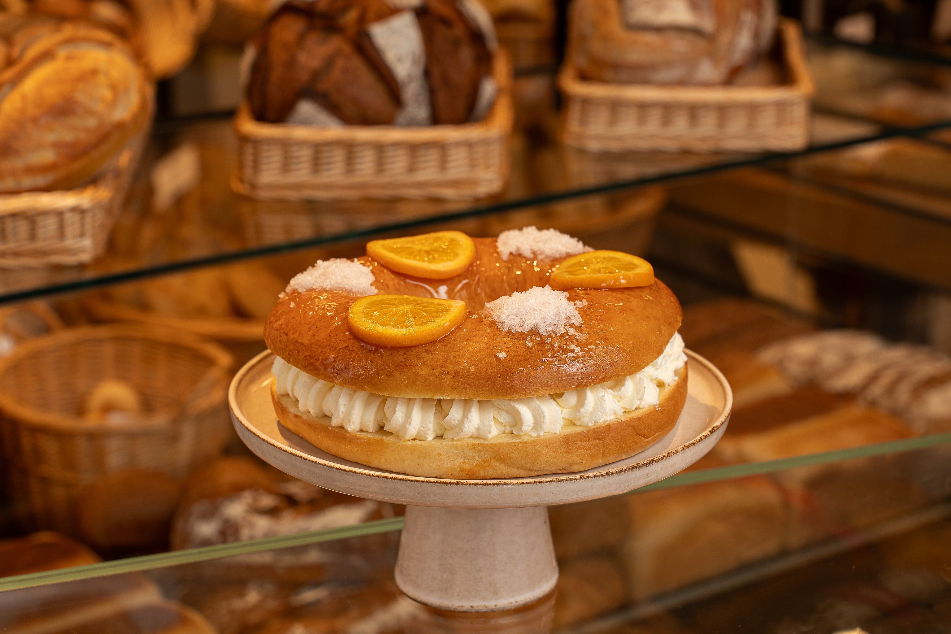 Turris, el obrador artesanal del panadero y pastelero catalán Xavier Barriga, ofrece dos variedades de roscón: uno relleno de nata con un precio de 24,95 € y otra sin relleno por 21,95 €. Ambos están elaborados con una masa de brioche a partir de masa madre e ingredientes naturales como miel, aceite de oliva virgen extra y almendras, coronados con naranja confitada. Se venden, hasta el 15 de enero, en sus locales de Eloy Gonzalo, 27, y Hermosilla, 84.