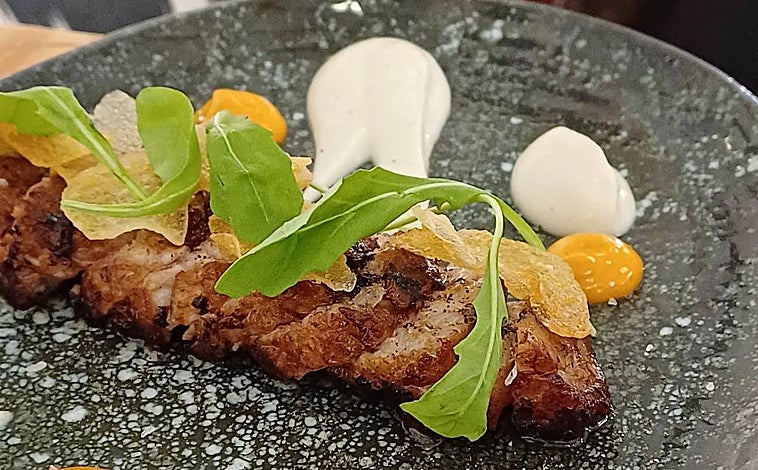 Imagen principal - Sobre estas líneas algunos de los platos que entran y salen de la carta (algunos para siempre) en Malabar. Arriba, molleja de corazón. Abajo, a la izquierda, la trucha del Pirineo a baja temperatura. Al lado, las albóndigas de jabalí con calabaza y judías verdes.