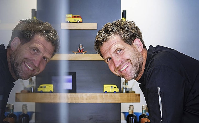 Imagen principal - El chef francés Alexander Mazzia (AM, Marsella) y dos de los pases de su menú gastronómico.