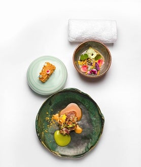 Imagen secundaria 2 - El chef francés Alexander Mazzia (AM, Marsella) y dos de los pases de su menú gastronómico.