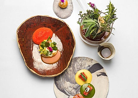 Imagen secundaria 1 - El chef francés Alexander Mazzia (AM, Marsella) y dos de los pases de su menú gastronómico.