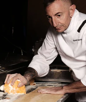 Imagen secundaria 2 - Sobre estas líneas, ravioli carbonara. Abajo, el carpaccio de gamba roja de Mazara que Borrione propone acompañar con caviar Oscietra o Impreria. A la derecha, el maestro 'pastaio' elaborando su célebre pasta en Leonardo