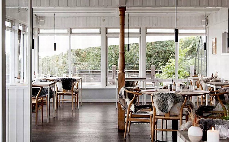 Imagen principal - Kadeau Bornholm, el chef Nørregaard y un plato de su menú gastronómico. 