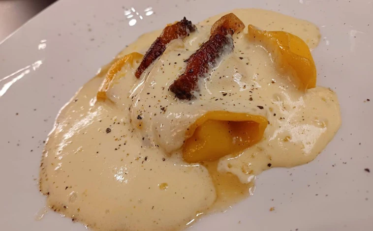 Imagen principal - Sobre estas líneas, ravioli carbonara. Abajo, el carpaccio de gamba roja de Mazara que Borrione propone acompañar con caviar Oscietra o Impreria. A la derecha, el maestro 'pastaio' elaborando su célebre pasta en Leonardo