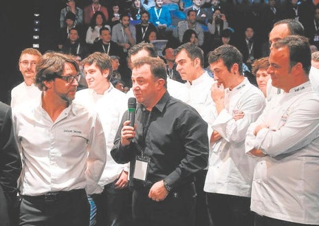 Imagen secundaria 1 - Arriba, Ferrán Adrià anunció el cierre de ElBulli. Abajo a la derecha, Aduriz, Dacosta, Josean Alija, Berasategui, Ramón Freixa, Eneko Atxa y Ángel León y a la izquierda, Alberto Lozano, el español que cocina en el Ártico, que estará presente en esta edición.