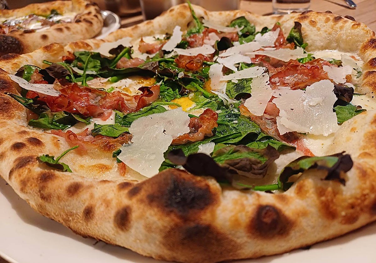 Pizza de bacon, 'taleggio', espinacas, huevo y 'pecorino' de Parking Pizza, en Madrid