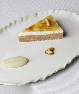 Imagen secundaria 2 - El chivo lechal asado, opciones de desayuno y milhojas de foie, todo de Tragabuches.