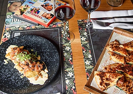 Imagen secundaria 1 - El chef de Diurno, su propuesta para San Valentín y su brunch, con la torre al fondo y delante la tosta vegetariana.