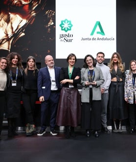 Imagen secundaria 2 - Leticia Palomo al ganar el premio en Madrid Fusión y con su equipo en Ugo Chan.